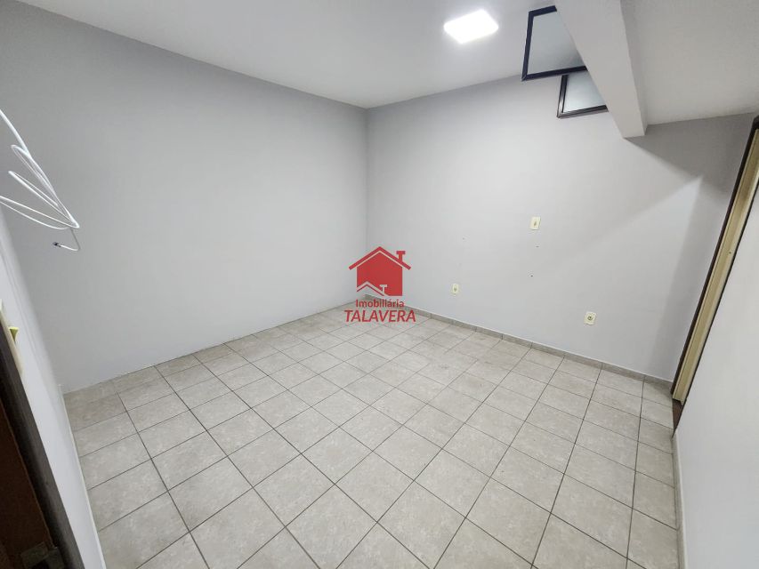 3f1d7567-f162-4b89-85b2-4ae93f508451-TALAVERA APARTAMENTO Nova Gerti 18614 Dimensões, características e localização do imóvel:

Apartamento térreo com elevador.
78m² com quintal.
01 dormitório com suíte (no momento dividida com drywall o que resulta em 02 dormitórios) - sala 02 ambientes, cozinha, banheiro social, quintal, área de serviço, 01 vaga.

Vamos visitar?