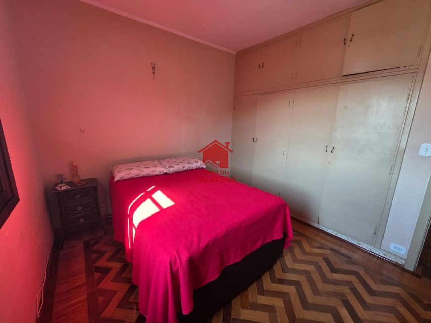 4a90e3d7-23e7-4a90-badb-92040a27d3ce-TALAVERA COMERCIAL Osvaldo Cruz 20503 Casa Comercial de 250m²
 
Térreo

Sala 02 ambientes ,cozinha, banheiro  social , lavabo, área de serviço  - corredor lateral  (02 Lados )
Quintal nos fundos  04 vagas de garagem 


Andar Superior
03 salas (Atualmente Dormitórios ,  02 banheiros - sala ampla central , varando 


Imóvel fica bem localizado .

Vamos visitar?
