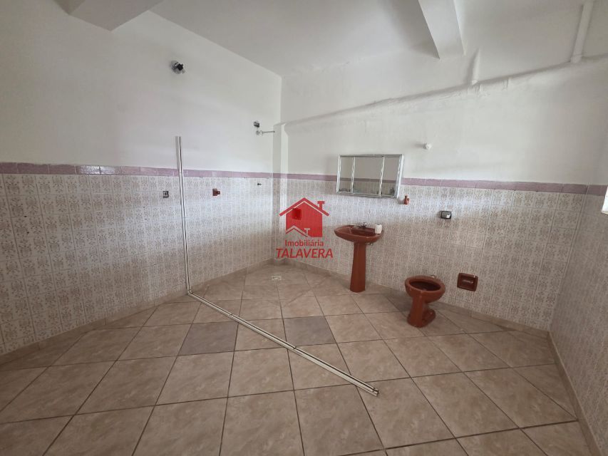 4d649448-d7ba-4c6c-ab11-283a61ddeb73-TALAVERA CASA Jardim Sao Caetano 20258 Imóvel com 03 dormitórios (01 suíte), 01 banheiro social - 01 lavabo - sala 02 ambientes - copa e cozinha - armários planejados. Além disso, conta com um quintal em cima e lavanderia, quintal lateral e garagem.

Ainda possui uma casa na parte de baixo com cômodos amplos, sendo 01 dormitório, 01 sala, 01 cozinha, 01 banheiro e lavanderia com 2 tanques. Imóvel com 17m de frente.