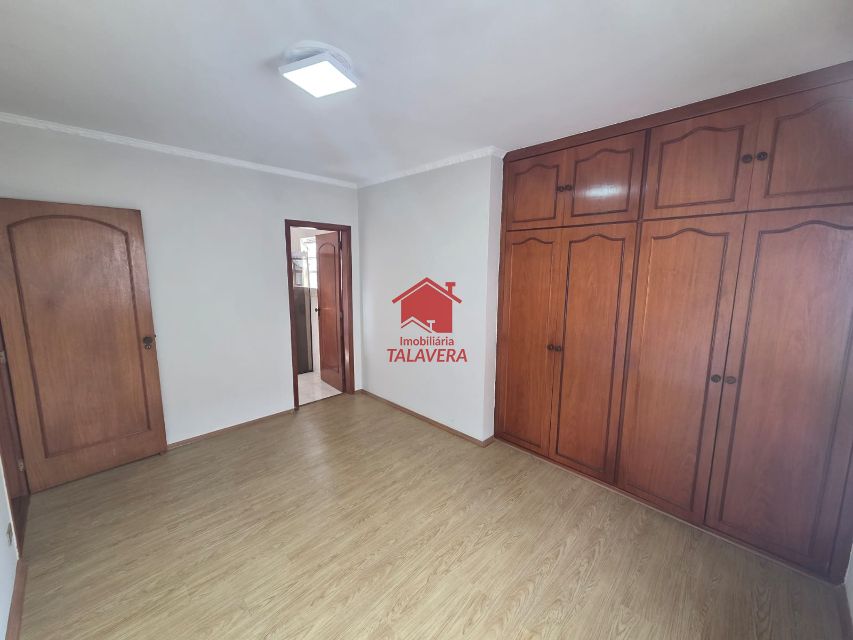 4eebb883-9c8c-4cd8-b390-8456e2092b94-TALAVERA CASA Jardim Sao Caetano 20271 Imóvel com 03 dormitórios (01 suíte), 01 banheiro social - 01 lavabo - sala 02 ambientes - copa e cozinha - armários planejados. Além disso, conta com um quintal em cima e lavanderia, quintal lateral e garagem.

Ainda possui uma casa na parte de baixo com cômodos amplos, sendo 01 dormitório, 01 sala, 01 cozinha, 01 banheiro e lavanderia com 2 tanques. Imóvel com 17m de frente.