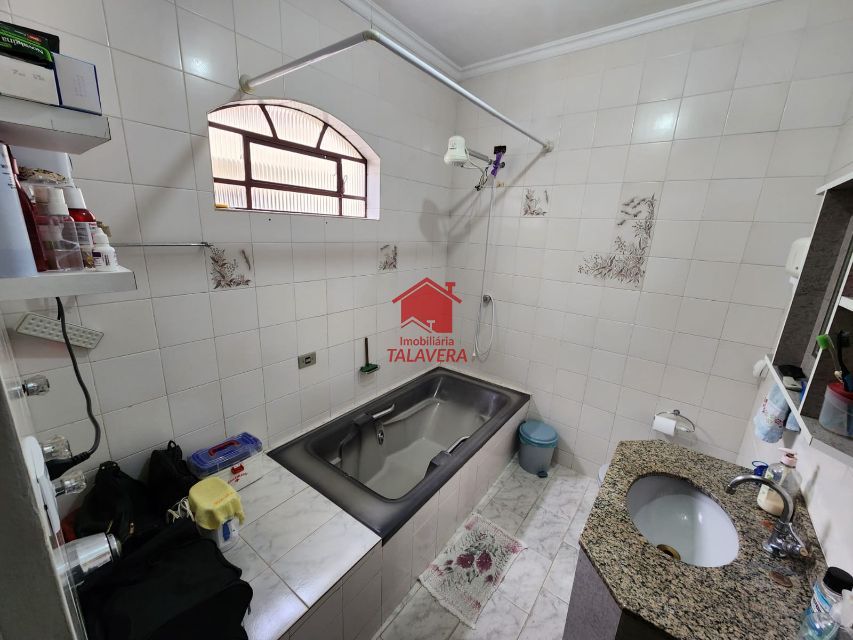 50686b24-426e-4e1e-939f-467dbd9a5b1e-TALAVERA CASA Osvaldo Cruz 18263 Dimensões, características e localização do imóvel:

Área Construída: 240m²
Área do Terreno: 160m²
Frente: 8,00m²

Casa com 02 dormitórios (01 suíte com banheira) - sala - cozinha - banheiro social - área de serviço - quintal amplo no centro do imóvel - varanda - 02 vagas.

O imóvel conta com um comércio.

Imóvel fica próximo da rua Visconde de Inhaúma, Parque Chico Mendes, Park Shopping São Caetano e Hospital São Luiz.

Vamos visitar?
