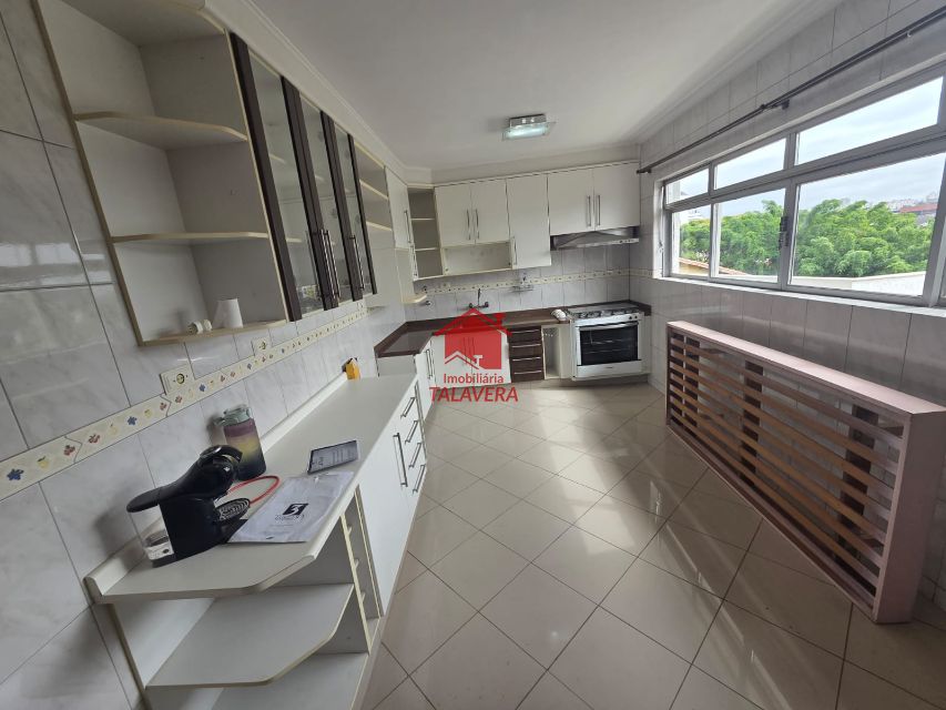 5111bf36-4321-451f-a5ed-46e095334a9e-TALAVERA CASA Jardim Sao Caetano 20276 Imóvel com 03 dormitórios (01 suíte), 01 banheiro social - 01 lavabo - sala 02 ambientes - copa e cozinha - armários planejados. Além disso, conta com um quintal em cima e lavanderia, quintal lateral e garagem.

Ainda possui uma casa na parte de baixo com cômodos amplos, sendo 01 dormitório, 01 sala, 01 cozinha, 01 banheiro e lavanderia com 2 tanques. Imóvel com 17m de frente.