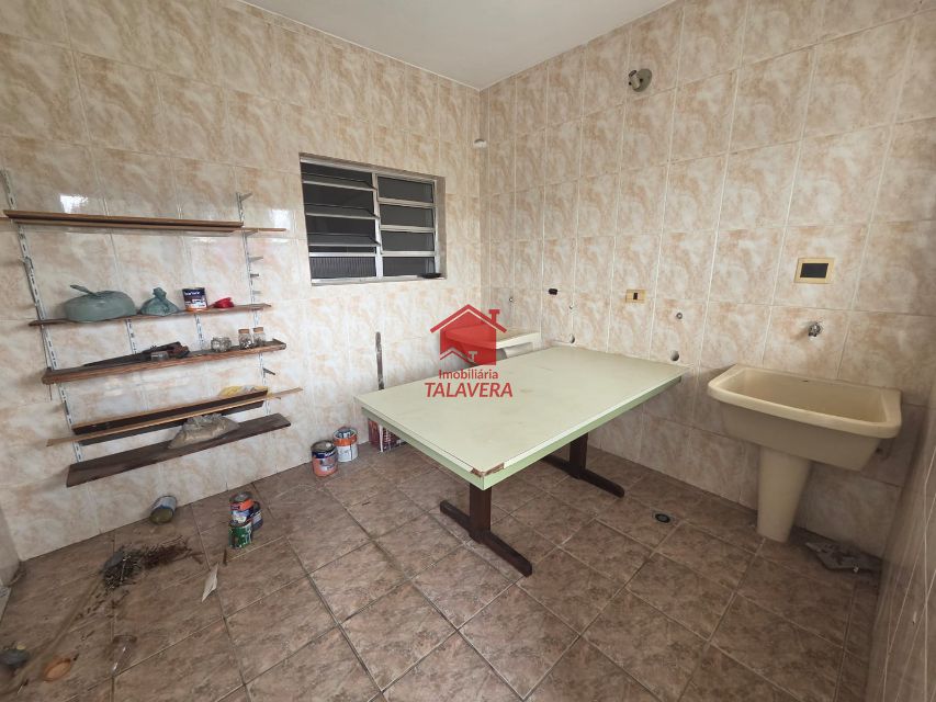 58a16c1f-e6e5-4a18-bc65-d6bc98139b08-TALAVERA CASA Jardim Sao Caetano 20261 Imóvel com 03 dormitórios (01 suíte), 01 banheiro social - 01 lavabo - sala 02 ambientes - copa e cozinha - armários planejados. Além disso, conta com um quintal em cima e lavanderia, quintal lateral e garagem.

Ainda possui uma casa na parte de baixo com cômodos amplos, sendo 01 dormitório, 01 sala, 01 cozinha, 01 banheiro e lavanderia com 2 tanques. Imóvel com 17m de frente.
