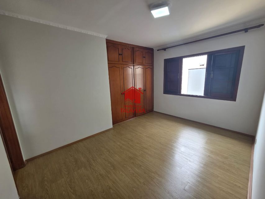 5b112cca-84e1-4153-8cc8-253f6628cff8-TALAVERA CASA Jardim Sao Caetano 20274 Imóvel com 03 dormitórios (01 suíte), 01 banheiro social - 01 lavabo - sala 02 ambientes - copa e cozinha - armários planejados. Além disso, conta com um quintal em cima e lavanderia, quintal lateral e garagem.

Ainda possui uma casa na parte de baixo com cômodos amplos, sendo 01 dormitório, 01 sala, 01 cozinha, 01 banheiro e lavanderia com 2 tanques. Imóvel com 17m de frente.