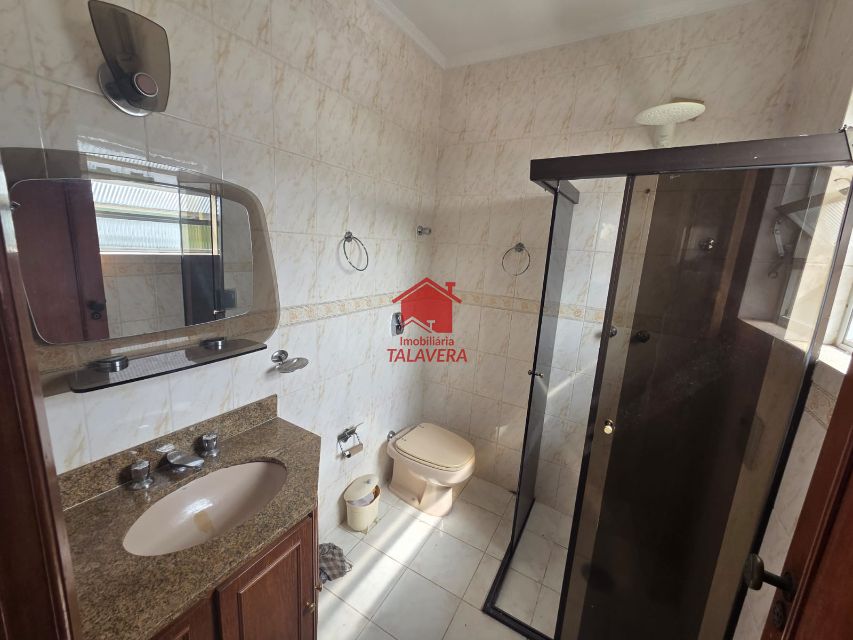 5e9f62ab-d3bb-4c90-9d4d-5a83003c1417-TALAVERA CASA Jardim Sao Caetano 20272 Imóvel com 03 dormitórios (01 suíte), 01 banheiro social - 01 lavabo - sala 02 ambientes - copa e cozinha - armários planejados. Além disso, conta com um quintal em cima e lavanderia, quintal lateral e garagem.

Ainda possui uma casa na parte de baixo com cômodos amplos, sendo 01 dormitório, 01 sala, 01 cozinha, 01 banheiro e lavanderia com 2 tanques. Imóvel com 17m de frente.