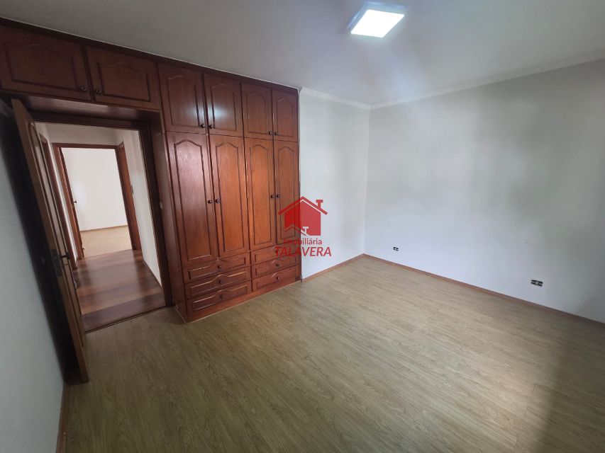 5fd77c63-04e6-4e4c-89f4-82b4db05bcfb-TALAVERA CASA Jardim Sao Caetano 20267 Imóvel com 03 dormitórios (01 suíte), 01 banheiro social - 01 lavabo - sala 02 ambientes - copa e cozinha - armários planejados. Além disso, conta com um quintal em cima e lavanderia, quintal lateral e garagem.

Ainda possui uma casa na parte de baixo com cômodos amplos, sendo 01 dormitório, 01 sala, 01 cozinha, 01 banheiro e lavanderia com 2 tanques. Imóvel com 17m de frente.