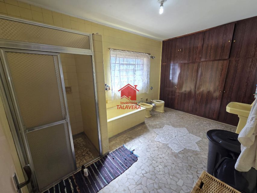 618d04f1-de63-4063-8eee-1eaf0d6b817f-TALAVERA COMERCIAL Osvaldo Cruz 20500 Casa Comercial de 250m²
 
Térreo

Sala 02 ambientes ,cozinha, banheiro  social , lavabo, área de serviço  - corredor lateral  (02 Lados )
Quintal nos fundos  04 vagas de garagem 


Andar Superior
03 salas (Atualmente Dormitórios ,  02 banheiros - sala ampla central , varando 


Imóvel fica bem localizado .

Vamos visitar?
