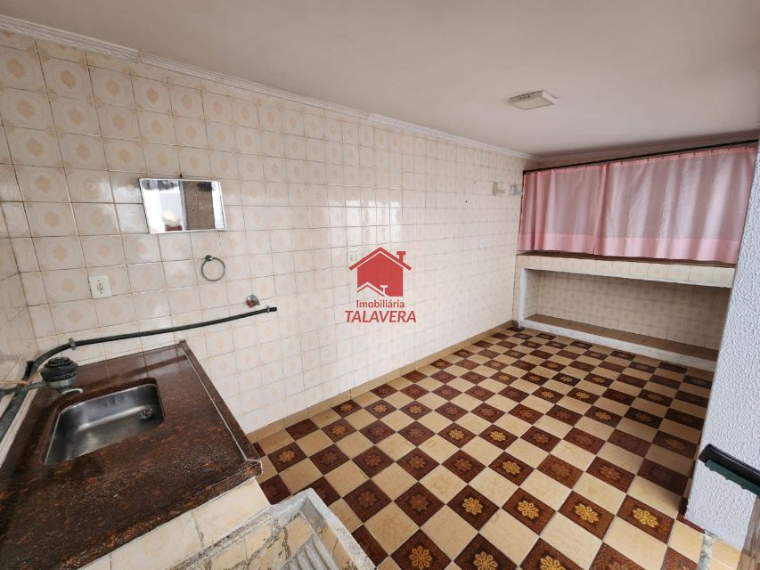 640e537e-1684-4217-aa5d-b13e42ec77c2-TALAVERA CASA Osvaldo Cruz 19990 Apartamento de 260m² com 02 dormitórios, 01 sala, 01 cozinha ,02 banheiros, 01 copa ,01 área de serviço  01 quintal , 05 vagas  de garagem.

Imóvel fica próximo á Visconde de Inhauma .

Vamos visitar?
