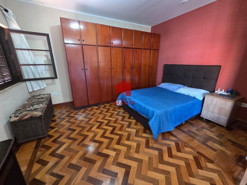 65e98ba5-f094-4d9b-9c9d-01f35a053946-TALAVERA COMERCIAL Osvaldo Cruz 20496 Casa Comercial de 250m²
 
Térreo

Sala 02 ambientes ,cozinha, banheiro  social , lavabo, área de serviço  - corredor lateral  (02 Lados )
Quintal nos fundos  04 vagas de garagem 


Andar Superior
03 salas (Atualmente Dormitórios ,  02 banheiros - sala ampla central , varando 


Imóvel fica bem localizado .

Vamos visitar?
