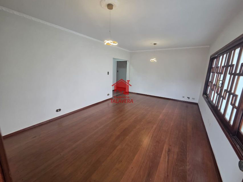 66f8a51c-e98b-418f-859d-cc8d47d5367f-TALAVERA CASA Jardim Sao Caetano 20266 Imóvel com 03 dormitórios (01 suíte), 01 banheiro social - 01 lavabo - sala 02 ambientes - copa e cozinha - armários planejados. Além disso, conta com um quintal em cima e lavanderia, quintal lateral e garagem.

Ainda possui uma casa na parte de baixo com cômodos amplos, sendo 01 dormitório, 01 sala, 01 cozinha, 01 banheiro e lavanderia com 2 tanques. Imóvel com 17m de frente.