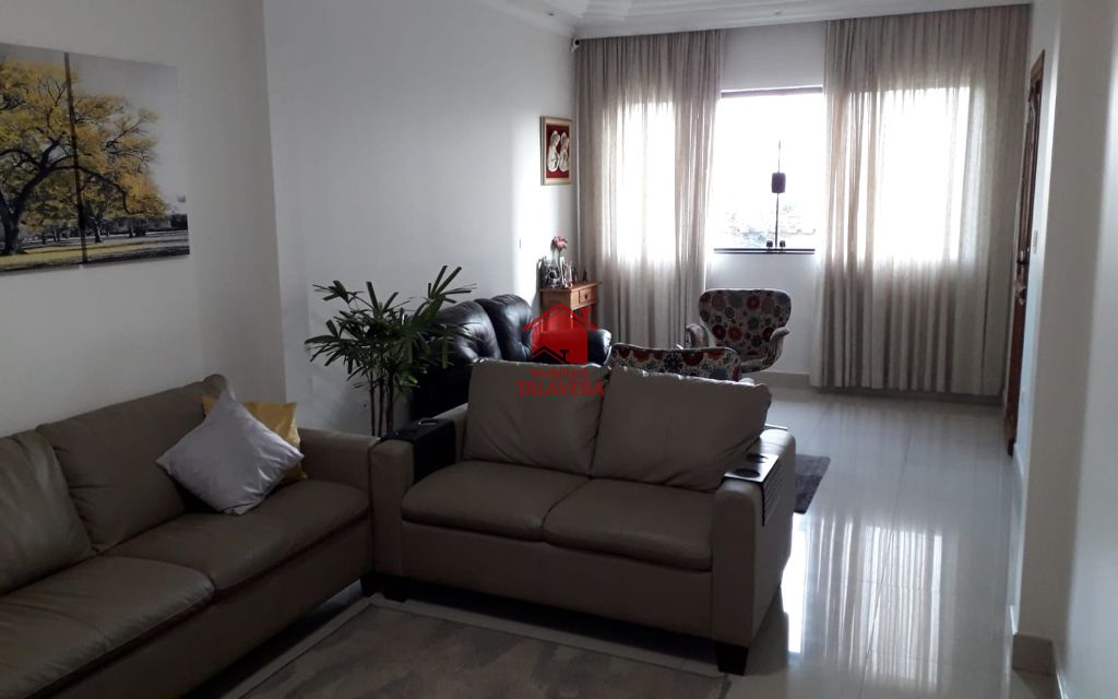 687371a4-2447-4440-94be-f1570fd137a4-TALAVERA CASA Vila Palmares 13879 Ótimo Casa Térrea Residencial!
O imóvel encontra-se em um local privilegiado. Com fácil acesso ao Supermercado Bem Barato, Supermercado Peg Pese, Neppe Matérias Elétricos, Padarias, Farmácias e muito mais.

A região é ótima para você que busca praticidade, segurança e entretenimento, agende já uma visita!

Principais características:
Casa toda térrea - toda em piso porcelanato - área gourmet com churrasqueira - móveis planejados

Dimensões e características do Imóvel:
Área Construída: 198m²
Área do Terreno: 250m²
Frente: 10,00m²
Fundos: 25,00m²
03 dormitórios - 01 suíte - sala 02 ambientes - cozinha - 04 banheiros - 07 vagas - quintal - jardim - canil - edícula - área gourmet coberta com churrasqueira

Vamos visitar?