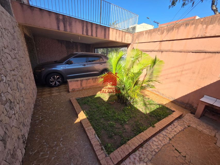 6b47f1fd-03a2-4b60-8374-34320fcefaf2-TALAVERA COMERCIAL Osvaldo Cruz 20518 Casa Comercial de 250m²
 
Térreo

Sala 02 ambientes ,cozinha, banheiro  social , lavabo, área de serviço  - corredor lateral  (02 Lados )
Quintal nos fundos  04 vagas de garagem 


Andar Superior
03 salas (Atualmente Dormitórios ,  02 banheiros - sala ampla central , varando 


Imóvel fica bem localizado .

Vamos visitar?
