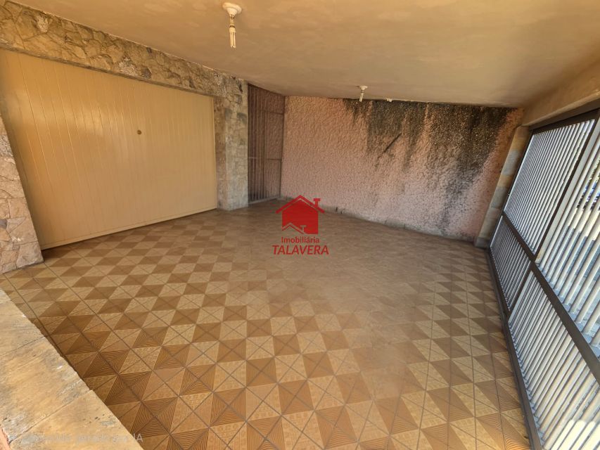 6cdd66c6-83c7-4e92-bcaf-7ae769044858-TALAVERA COMERCIAL Osvaldo Cruz 20519 Casa Comercial de 250m²
 
Térreo

Sala 02 ambientes ,cozinha, banheiro  social , lavabo, área de serviço  - corredor lateral  (02 Lados )
Quintal nos fundos  04 vagas de garagem 


Andar Superior
03 salas (Atualmente Dormitórios ,  02 banheiros - sala ampla central , varando 


Imóvel fica bem localizado .

Vamos visitar?
