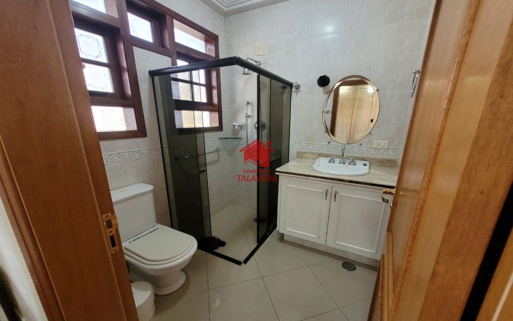 700b7267-2e32-4c4d-9116-b2f847c92ba5-TALAVERA SOBRADO Jardim Sao Caetano 13464 Ótimo Sobrado Residencial!
O imóvel encontra-se em um local privilegiado. Acesso fácil e rápido para São Paulo, São Bernardo do Campo e Santo André. Diversas opções de comércios como farmácias, lojas, perfumarias, padarias e muito mais.

Dimensões e características do Imóvel:
Área Construída: 315m²
Área do Terreno: 13,00 X 25,00
03 suítes sendo 02 c/ closets - Sala de TV - Sala 3 ambientes - 1 Studio acústico - Cozinha planejada - Lavanderia com dependência de empregada - Churrasqueira c/ banheiro p/ banho - Piscina com cobertura retrátil e aquecimento solar ou elétrico - Garagem para 4 carros e Sótão.
Vamos visitar?
