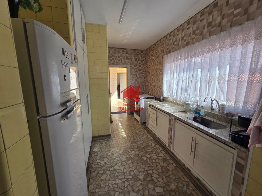 7128bf33-5ade-4b01-a76e-b1f02ab075d0-TALAVERA COMERCIAL Osvaldo Cruz 20514 Casa Comercial de 250m²
 
Térreo

Sala 02 ambientes ,cozinha, banheiro  social , lavabo, área de serviço  - corredor lateral  (02 Lados )
Quintal nos fundos  04 vagas de garagem 


Andar Superior
03 salas (Atualmente Dormitórios ,  02 banheiros - sala ampla central , varando 


Imóvel fica bem localizado .

Vamos visitar?
