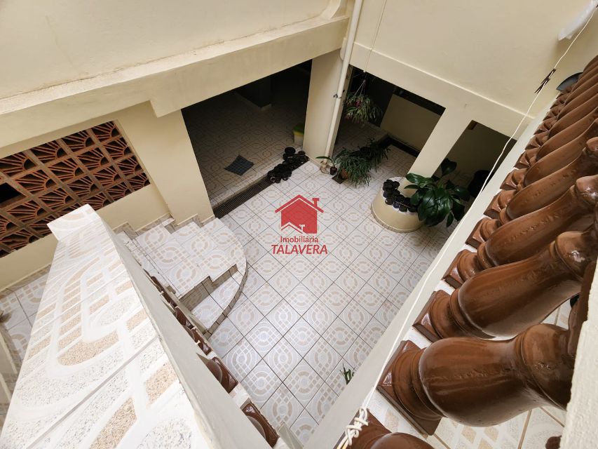 71a07989-3be6-42a3-8439-558b87897d30-TALAVERA CASA Osvaldo Cruz 18255 Dimensões, características e localização do imóvel:

Área Construída: 240m²
Área do Terreno: 160m²
Frente: 8,00m²

Casa com 02 dormitórios (01 suíte com banheira) - sala - cozinha - banheiro social - área de serviço - quintal amplo no centro do imóvel - varanda - 02 vagas.

O imóvel conta com um comércio.

Imóvel fica próximo da rua Visconde de Inhaúma, Parque Chico Mendes, Park Shopping São Caetano e Hospital São Luiz.

Vamos visitar?
