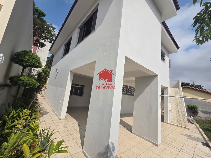 76c9ee19-7f7e-467a-8e30-3ac14962f53e-TALAVERA CASA Jardim Sao Caetano 20256 Imóvel com 03 dormitórios (01 suíte), 01 banheiro social - 01 lavabo - sala 02 ambientes - copa e cozinha - armários planejados. Além disso, conta com um quintal em cima e lavanderia, quintal lateral e garagem.

Ainda possui uma casa na parte de baixo com cômodos amplos, sendo 01 dormitório, 01 sala, 01 cozinha, 01 banheiro e lavanderia com 2 tanques. Imóvel com 17m de frente.