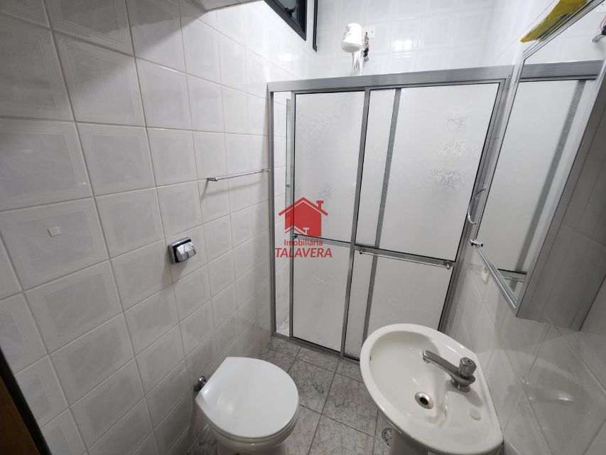798f30a5-bbb1-4bc2-80e8-2efb7fa0ece9-TALAVERA APARTAMENTO Nova Gerti 18617 Dimensões, características e localização do imóvel:

Apartamento térreo com elevador.
78m² com quintal.
01 dormitório com suíte (no momento dividida com drywall o que resulta em 02 dormitórios) - sala 02 ambientes, cozinha, banheiro social, quintal, área de serviço, 01 vaga.

Vamos visitar?