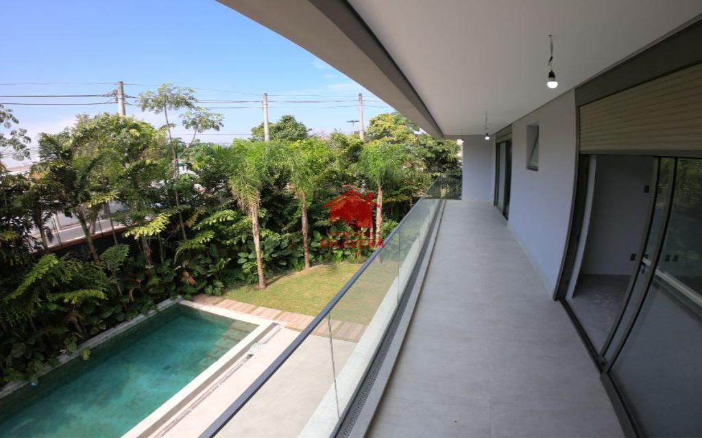 TALAVERA SOBRADO Ceramica 9035 Imóvel de Luxo Residencial!
O imóvel encontra-se em um local privilegiado. No bairro mais valorizado da cidade. Acesso ao Park Shopping São Caetano, Hospital São Luiz e Parque Chico Mendes. Acesso fácil e rápido para São Paulo, São Bernardo do Campo e Santo André. Diversas opções de comércios como farmácias, lojas, perfumarias, padarias e muito mais.

A região é ótima para você que busca praticidade, segurança e entretenimento, agende já uma visita!

Principais características:
Infraestrutura - Localização - Acabamento - Arborização - Energia subterrânea - Piscina

Dimensões e características do Imóvel:
Área Construída: 950m²
Área do Terreno: 850m²
06 suítes, sendo 01 suíte reversível em escritório - 01 suíte para colaborador - 01 suíte master com closet e banheiro duplo - infraestrutura para instalação de SPA e piso aquecido - 10 banheiros - sendo 06 no 1° pavimento e 04 no térreo - 06 vagas, sendo 04 cobertas e 02 descobertas.

Vamos visitar?
05/04/2022