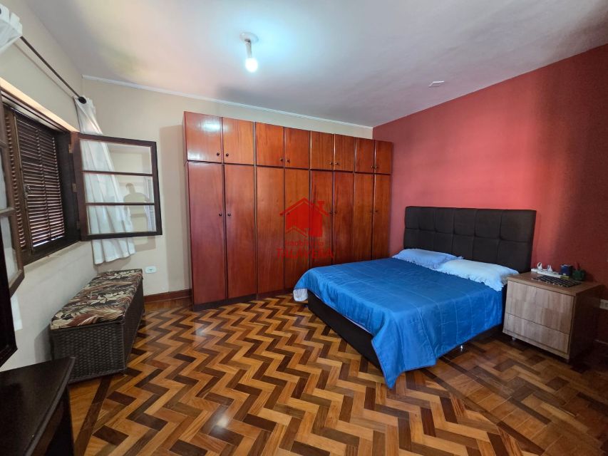 85d76bc6-3639-40ec-8c5c-003a30034a81-TALAVERA COMERCIAL Osvaldo Cruz 20494 Casa Comercial de 250m²
 
Térreo

Sala 02 ambientes ,cozinha, banheiro  social , lavabo, área de serviço  - corredor lateral  (02 Lados )
Quintal nos fundos  04 vagas de garagem 


Andar Superior
03 salas (Atualmente Dormitórios ,  02 banheiros - sala ampla central , varando 


Imóvel fica bem localizado .

Vamos visitar?
