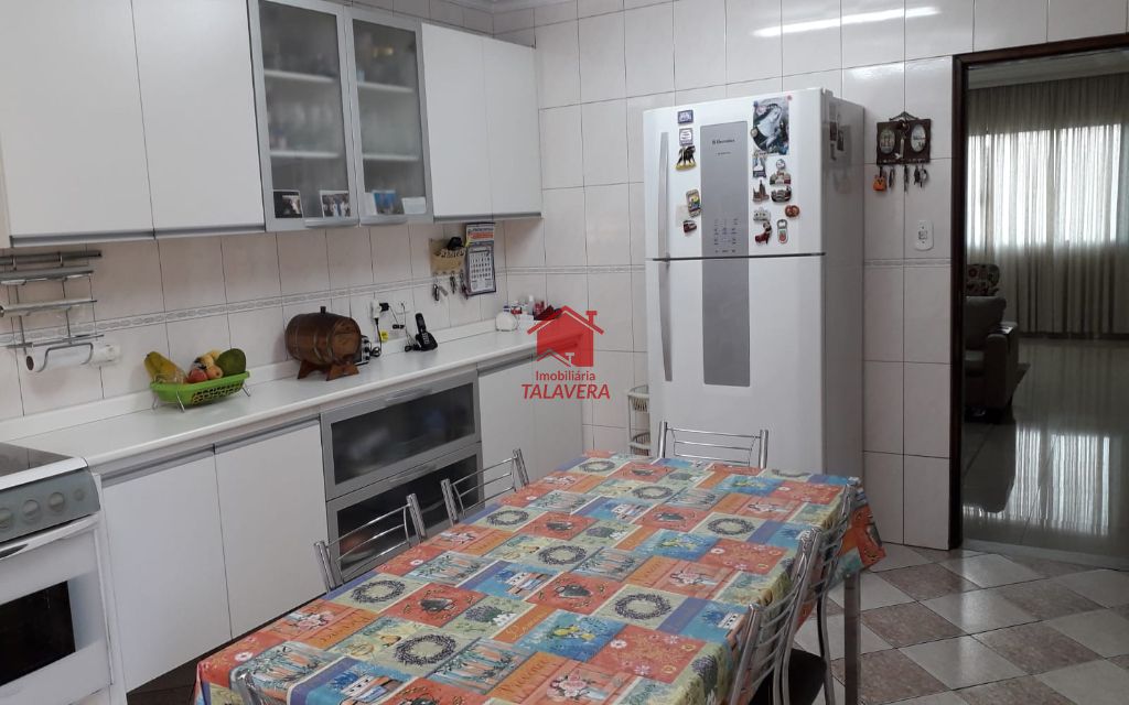 85e2b791-0e8e-4b46-b0ca-c60675b042b8-TALAVERA CASA Vila Palmares 13889 Ótimo Casa Térrea Residencial!
O imóvel encontra-se em um local privilegiado. Com fácil acesso ao Supermercado Bem Barato, Supermercado Peg Pese, Neppe Matérias Elétricos, Padarias, Farmácias e muito mais.

A região é ótima para você que busca praticidade, segurança e entretenimento, agende já uma visita!

Principais características:
Casa toda térrea - toda em piso porcelanato - área gourmet com churrasqueira - móveis planejados

Dimensões e características do Imóvel:
Área Construída: 198m²
Área do Terreno: 250m²
Frente: 10,00m²
Fundos: 25,00m²
03 dormitórios - 01 suíte - sala 02 ambientes - cozinha - 04 banheiros - 07 vagas - quintal - jardim - canil - edícula - área gourmet coberta com churrasqueira

Vamos visitar?