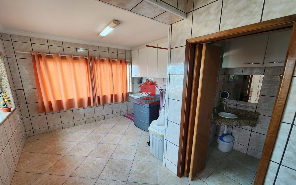 8bbf5c53-505c-4a61-8ba0-476e1510d5b3-TALAVERA CASA Nova Gerty 14746 Ótimo Imóvel Residencial e/ou Comercial!

A região é ótima para você que busca praticidade, segurança e entretenimento, agende já uma visita!

Dimensões e características do Imóvel:
Área Construída: 572m²
Frente: 8,00m²
Fundos: 27,00m²
6 Banheiros - 5 Dormitórios - 1 Suíte - 15 Vagas - Área Gourmet (Churrasqueira) - Cozinha - Elevador - Interfone - Sacada - Sala 2 ambientes - Salão de Festa. 

Vamos visitar?