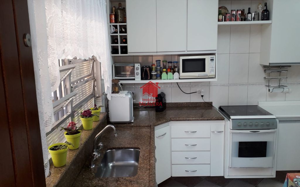 8d84d160-4ba0-42c0-a7a3-858b1c54cd08-TALAVERA CASA Vila Palmares 13890 Ótimo Casa Térrea Residencial!
O imóvel encontra-se em um local privilegiado. Com fácil acesso ao Supermercado Bem Barato, Supermercado Peg Pese, Neppe Matérias Elétricos, Padarias, Farmácias e muito mais.

A região é ótima para você que busca praticidade, segurança e entretenimento, agende já uma visita!

Principais características:
Casa toda térrea - toda em piso porcelanato - área gourmet com churrasqueira - móveis planejados

Dimensões e características do Imóvel:
Área Construída: 198m²
Área do Terreno: 250m²
Frente: 10,00m²
Fundos: 25,00m²
03 dormitórios - 01 suíte - sala 02 ambientes - cozinha - 04 banheiros - 07 vagas - quintal - jardim - canil - edícula - área gourmet coberta com churrasqueira

Vamos visitar?