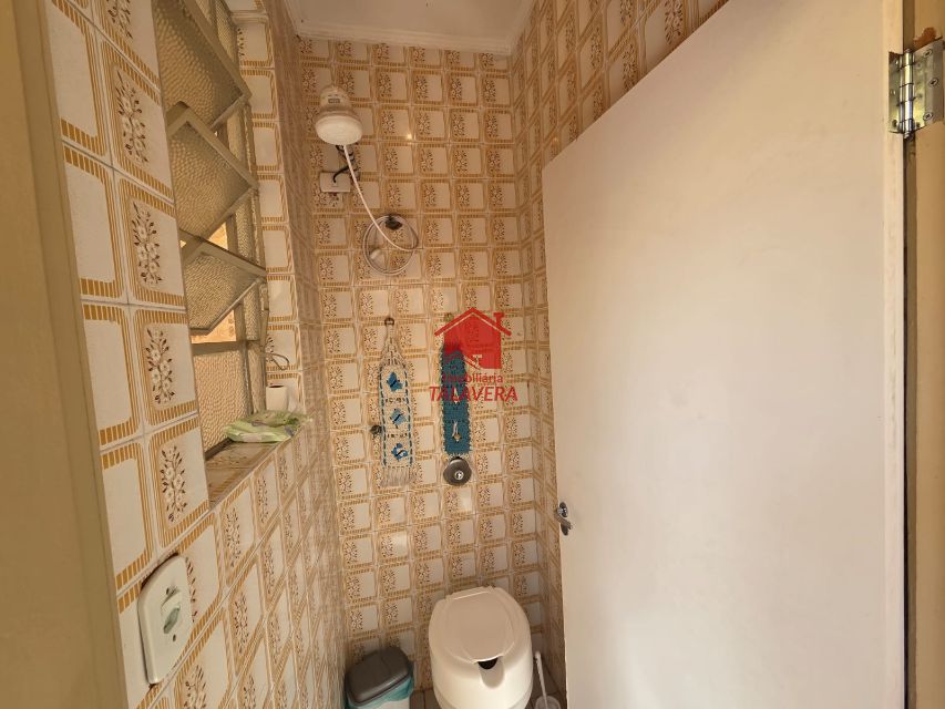 9dadf2c7-015a-4a09-a3c0-6058e77d9f82-TALAVERA COMERCIAL Osvaldo Cruz 20516 Casa Comercial de 250m²
 
Térreo

Sala 02 ambientes ,cozinha, banheiro  social , lavabo, área de serviço  - corredor lateral  (02 Lados )
Quintal nos fundos  04 vagas de garagem 


Andar Superior
03 salas (Atualmente Dormitórios ,  02 banheiros - sala ampla central , varando 


Imóvel fica bem localizado .

Vamos visitar?
