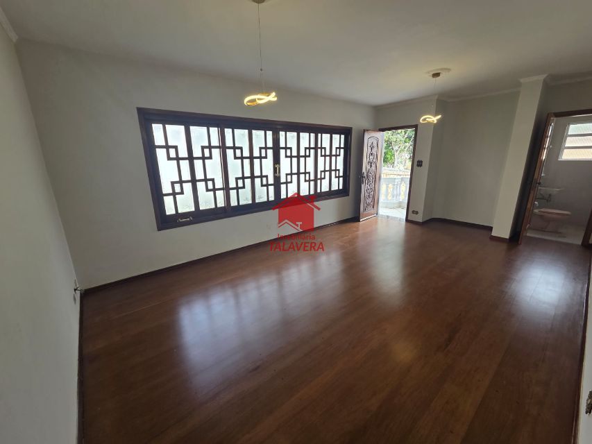 9e614895-7de8-4426-a9ea-c6d6ab546d49-TALAVERA CASA Jardim Sao Caetano 20265 Imóvel com 03 dormitórios (01 suíte), 01 banheiro social - 01 lavabo - sala 02 ambientes - copa e cozinha - armários planejados. Além disso, conta com um quintal em cima e lavanderia, quintal lateral e garagem.

Ainda possui uma casa na parte de baixo com cômodos amplos, sendo 01 dormitório, 01 sala, 01 cozinha, 01 banheiro e lavanderia com 2 tanques. Imóvel com 17m de frente.