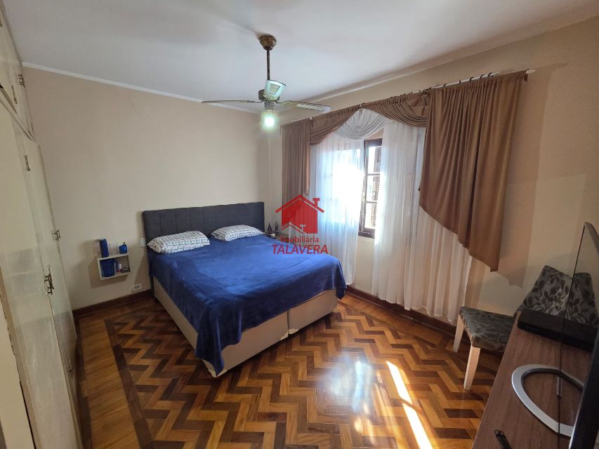 a5b4891c-e327-40ec-81ee-610bf63ee4c6-TALAVERA COMERCIAL Osvaldo Cruz 20512 Casa Comercial de 250m²
 
Térreo

Sala 02 ambientes ,cozinha, banheiro  social , lavabo, área de serviço  - corredor lateral  (02 Lados )
Quintal nos fundos  04 vagas de garagem 


Andar Superior
03 salas (Atualmente Dormitórios ,  02 banheiros - sala ampla central , varando 


Imóvel fica bem localizado .

Vamos visitar?
