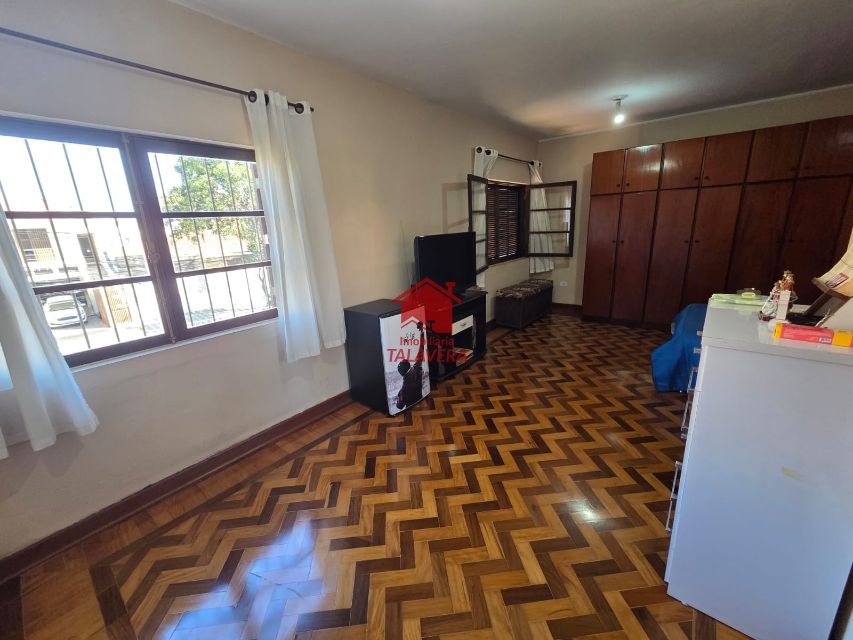 a6a44754-bd3b-4115-9e32-cca1398af88a-TALAVERA COMERCIAL Osvaldo Cruz 20497 Casa Comercial de 250m²
 
Térreo

Sala 02 ambientes ,cozinha, banheiro  social , lavabo, área de serviço  - corredor lateral  (02 Lados )
Quintal nos fundos  04 vagas de garagem 


Andar Superior
03 salas (Atualmente Dormitórios ,  02 banheiros - sala ampla central , varando 


Imóvel fica bem localizado .

Vamos visitar?
