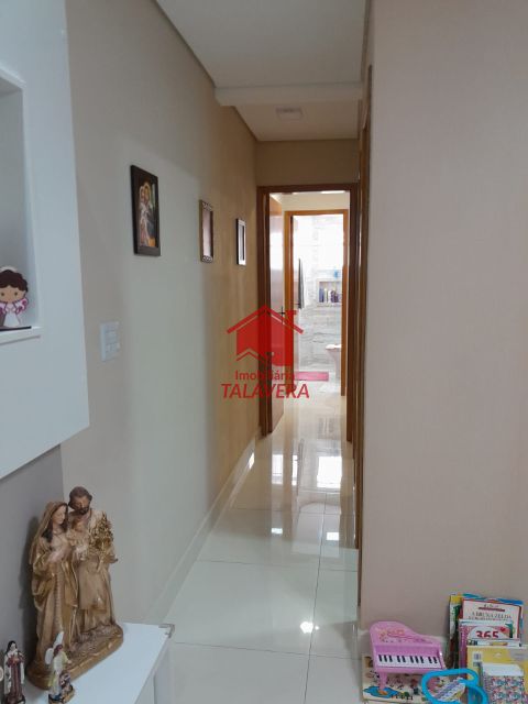 a9e2e4da-bffc-4d79-90d5-96db39380c2a-TALAVERA APARTAMENTO Campestre 20743 Detalhes do imóvel:

64 m²
02 dormitórios, sendo 01 suíte
Sala confortável
Cozinha ampliada
Lavanderia separada

Área frontal fechada com cobertura retrátil, ampliando a cozinha
Área dos fundos com cobertura fixa e janelas, utilizada como lavanderia

Móveis planejados na Cozinha - Sala - Banheiros - Suíte - Lavanderia (apenas o segundo quarto não possui planejados)
