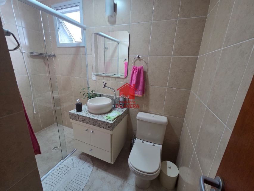 b17c61a9-3bb8-4917-8ebe-1a36e3f87302-TALAVERA APARTAMENTO Santa Maria 21010 Apartamento com 81,98m
02 dormitórios (01 suíte e sacada) - sala 02 ambientes com sacada - cozinha - banheiro social - área de serviço - 02 vagas.
Prédio com elevador - salão de festas - academia - quadra - churrasqueira.