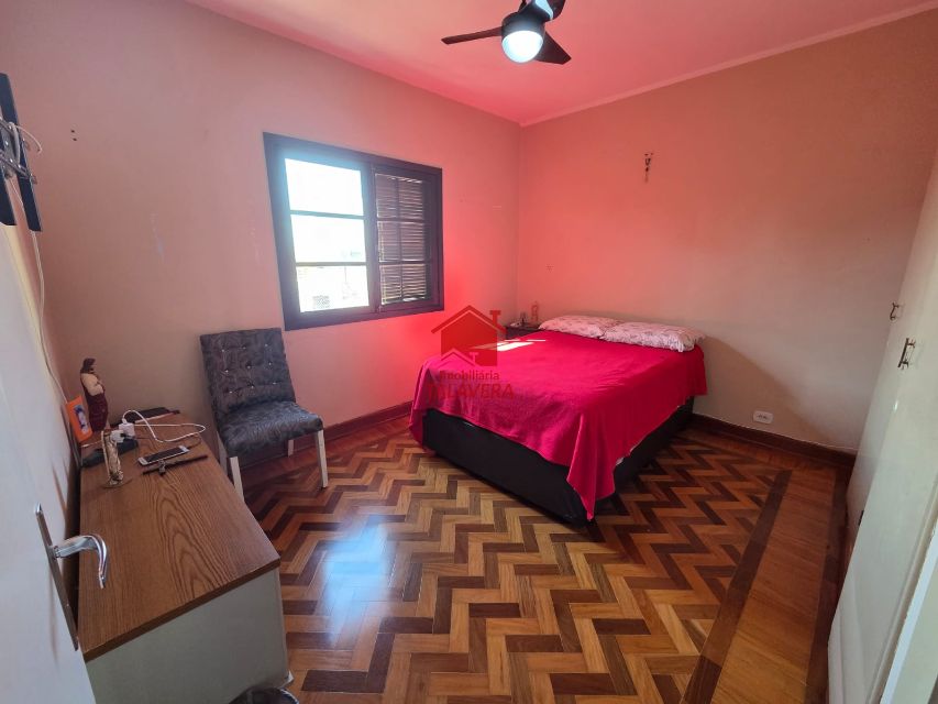 b2c5a1e8-7f56-45b4-b6a4-24a4a44ad3cd-TALAVERA COMERCIAL Osvaldo Cruz 20510 Casa Comercial de 250m²
 
Térreo

Sala 02 ambientes ,cozinha, banheiro  social , lavabo, área de serviço  - corredor lateral  (02 Lados )
Quintal nos fundos  04 vagas de garagem 


Andar Superior
03 salas (Atualmente Dormitórios ,  02 banheiros - sala ampla central , varando 


Imóvel fica bem localizado .

Vamos visitar?
