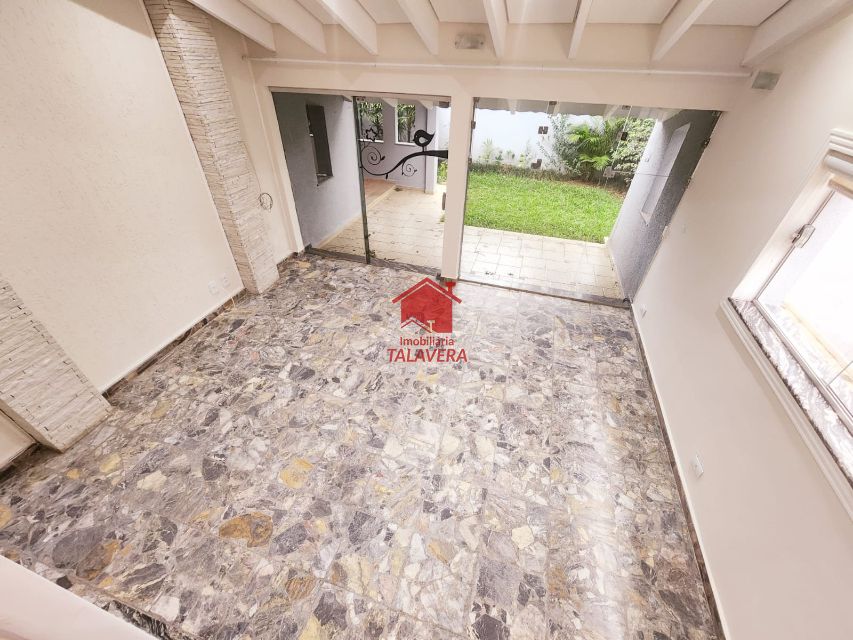 b34f3675-fd33-4db2-84ad-c98a0814f029-TALAVERA CASA Jardim Sao Caetano 18096 EXCLUSIVIDADE
Dimensões, características e localização do imóvel:

277m²
03 dormitórios sendo 1 suíte máster com closet e varanda - sala para 03 ambientes - lavabo - copa - cozinha com despensa - área de serviço - dependência de empregada com banheiro social - 04 vagas de garagem. Área de lazer com jardim - espaço gourmet com churrasqueira e forno.

Vamos visitar?