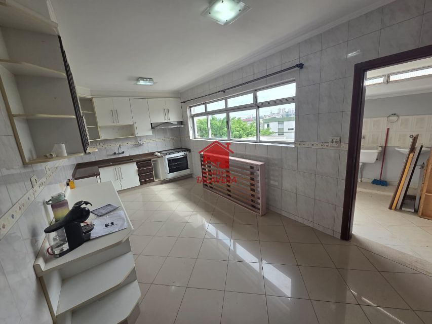 b9860d4d-56a4-4cfa-af6f-0147ba956d77-TALAVERA CASA Jardim Sao Caetano 20278 Imóvel com 03 dormitórios (01 suíte), 01 banheiro social - 01 lavabo - sala 02 ambientes - copa e cozinha - armários planejados. Além disso, conta com um quintal em cima e lavanderia, quintal lateral e garagem.

Ainda possui uma casa na parte de baixo com cômodos amplos, sendo 01 dormitório, 01 sala, 01 cozinha, 01 banheiro e lavanderia com 2 tanques. Imóvel com 17m de frente.