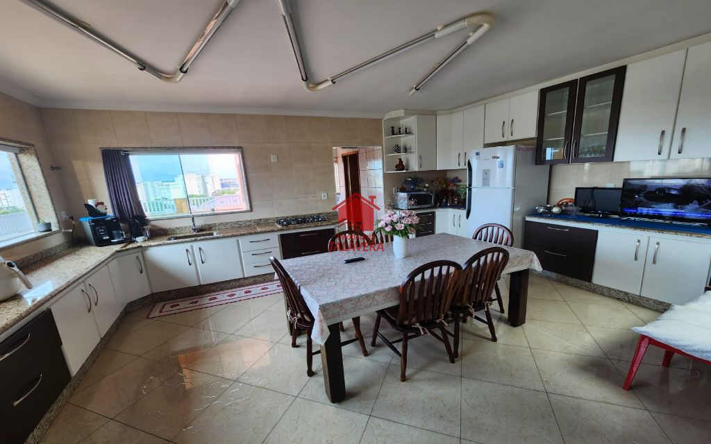 c8667ea6-e469-4111-a771-d8fa98a61a37-TALAVERA CASA Nova Gerty 14738 Ótimo Imóvel Residencial e/ou Comercial!

A região é ótima para você que busca praticidade, segurança e entretenimento, agende já uma visita!

Dimensões e características do Imóvel:
Área Construída: 572m²
Frente: 8,00m²
Fundos: 27,00m²
6 Banheiros - 5 Dormitórios - 1 Suíte - 15 Vagas - Área Gourmet (Churrasqueira) - Cozinha - Elevador - Interfone - Sacada - Sala 2 ambientes - Salão de Festa. 

Vamos visitar?