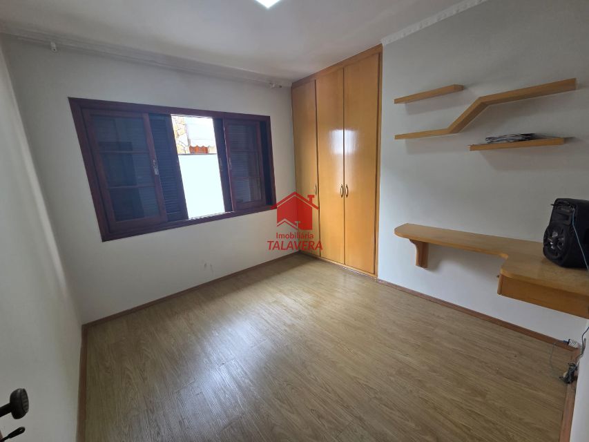 c92f4bac-05c2-4134-967e-7de0a568fa48-TALAVERA CASA Jardim Sao Caetano 20269 Imóvel com 03 dormitórios (01 suíte), 01 banheiro social - 01 lavabo - sala 02 ambientes - copa e cozinha - armários planejados. Além disso, conta com um quintal em cima e lavanderia, quintal lateral e garagem.

Ainda possui uma casa na parte de baixo com cômodos amplos, sendo 01 dormitório, 01 sala, 01 cozinha, 01 banheiro e lavanderia com 2 tanques. Imóvel com 17m de frente.