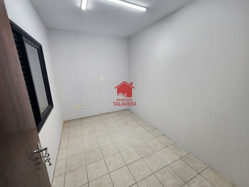 c992001e-96ea-403d-9589-c6da668a1173-TALAVERA APARTAMENTO Nova Gerti 18616 Dimensões, características e localização do imóvel:

Apartamento térreo com elevador.
78m² com quintal.
01 dormitório com suíte (no momento dividida com drywall o que resulta em 02 dormitórios) - sala 02 ambientes, cozinha, banheiro social, quintal, área de serviço, 01 vaga.

Vamos visitar?