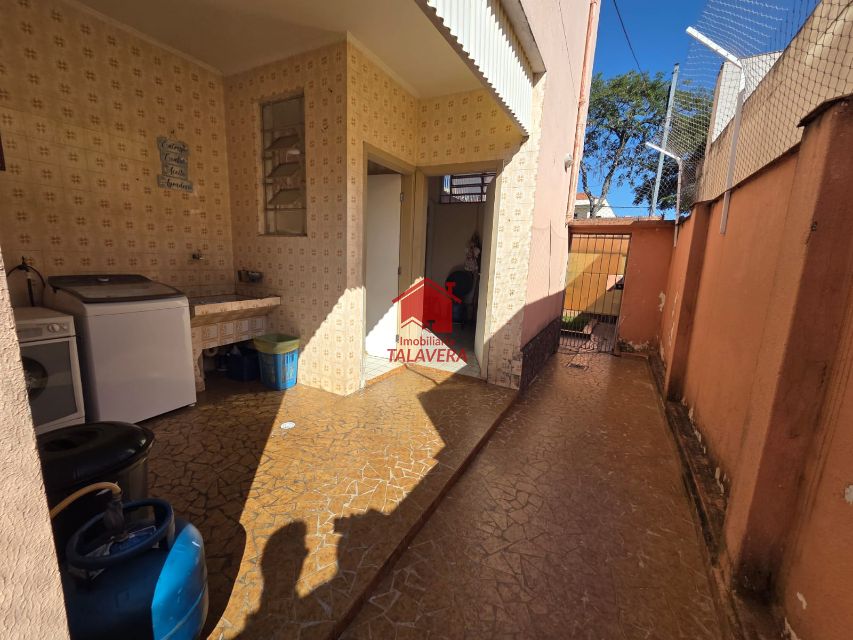 cad64f17-dde1-4c9f-a5eb-0fbb7d176916-TALAVERA COMERCIAL Osvaldo Cruz 20515 Casa Comercial de 250m²
 
Térreo

Sala 02 ambientes ,cozinha, banheiro  social , lavabo, área de serviço  - corredor lateral  (02 Lados )
Quintal nos fundos  04 vagas de garagem 


Andar Superior
03 salas (Atualmente Dormitórios ,  02 banheiros - sala ampla central , varando 


Imóvel fica bem localizado .

Vamos visitar?
