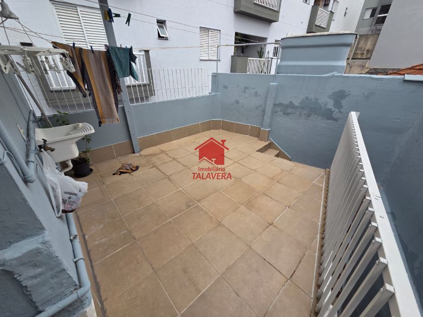 cecb92bf-b3aa-46f0-85c0-ffafdcc7516b-TALAVERA CASA Santa Maria 20728 Sobrado de 85m² com 03 dormitórios, 01 sala para 02 ambientes, 01 cozinha ,01 banheiro social, 01 área de serviço, , 02 vagas cobertas. 

Imóvel fica bem localizado .

Vamos visitar?

