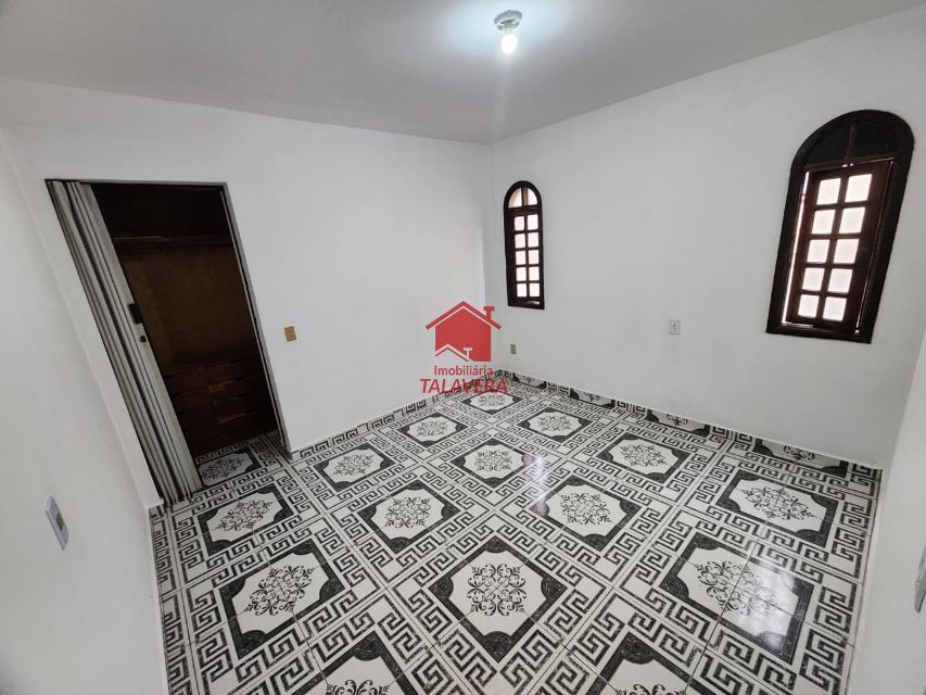 d629592b-14a8-42e8-9da5-aad25c9e5748-TALAVERA CASA Osvaldo Cruz 19502 Casa  de 60m² com 02 dormitórios, 01 sala, 01 cozinha ,01 banheiro social, 01 área de serviço. Sem vaga de Garagem 

Imóvel fica bem localizado .

Vamos visitar?
 