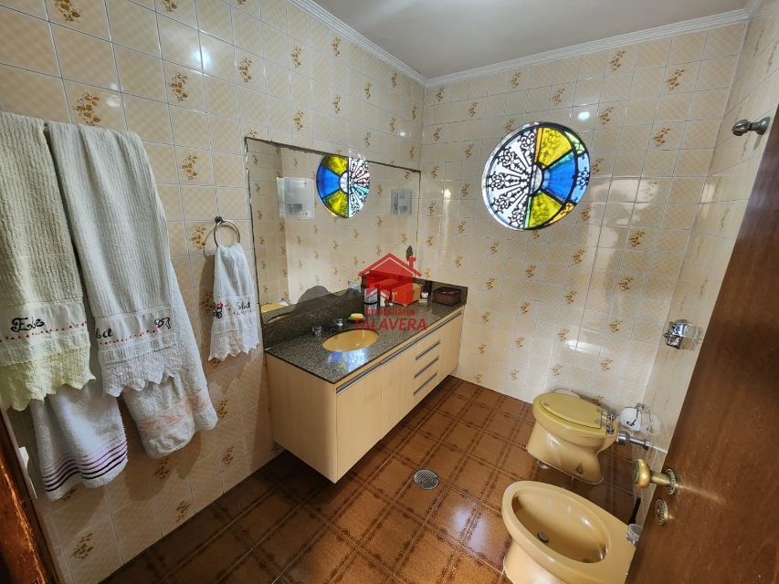 db0dec49-f716-49eb-b69e-d9d5741b0a3c-TALAVERA CASA Osvaldo Cruz 17225 Dimensões, características e localização do imóvel:

Área Construída: 266m²
Área do Terreno: 210m²
Frente: 7,00m²
Fundos: 30,00m²

Excelente imóvel com 03 moradias;
- Casa térrea com 03 cômodos 
- Casa dos fundos com 03 cômodos
- Casa assobradada com 02 dormitórios (01 suíte), sala com varanda, cozinha, banheiro, área de serviço.
 
Vamos visitar?
