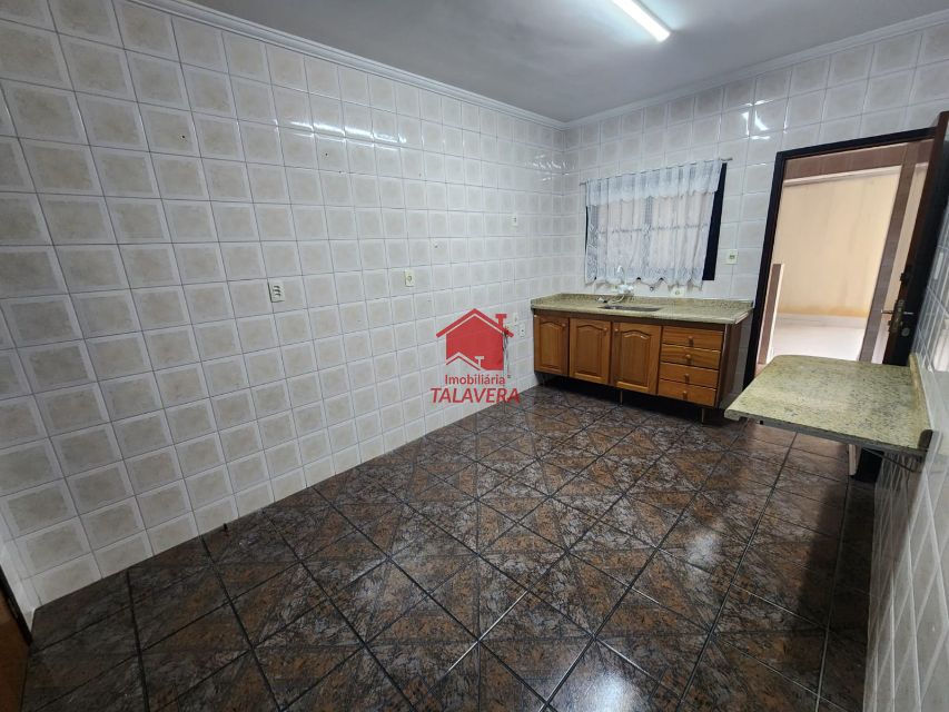e3092c56-d35f-4e82-8d38-b9ad8dd4e855-TALAVERA APARTAMENTO Nova Gerti 18611 Dimensões, características e localização do imóvel:

Apartamento térreo com elevador.
78m² com quintal.
01 dormitório com suíte (no momento dividida com drywall o que resulta em 02 dormitórios) - sala 02 ambientes, cozinha, banheiro social, quintal, área de serviço, 01 vaga.

Vamos visitar?