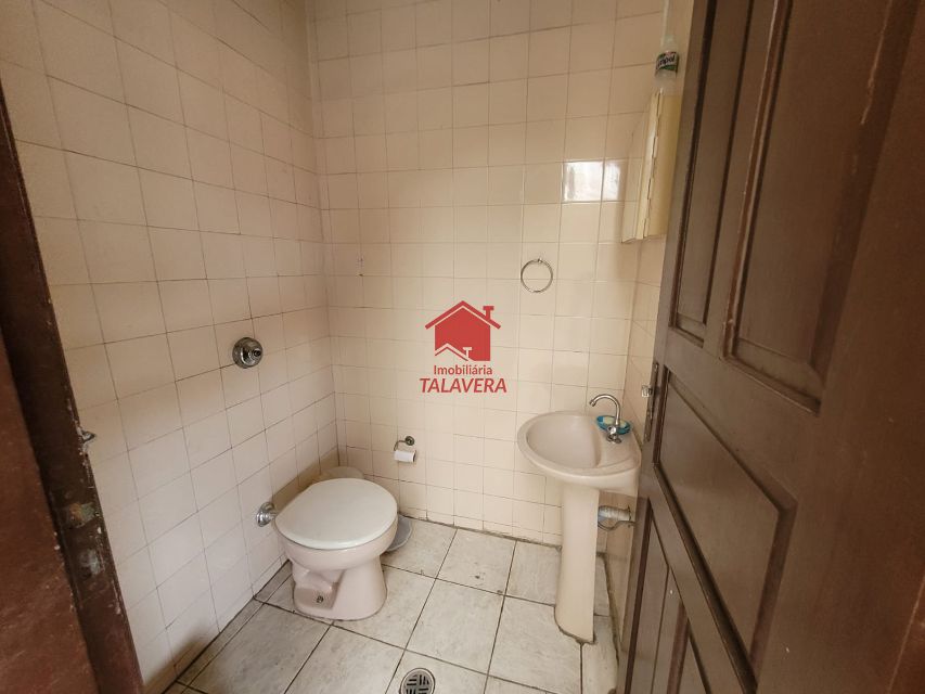 e719927c-4af1-4a71-b811-98aa5e7e539d-TALAVERA CASA ASSOBRADADA Boa Vista 19122 Casa residencial ou comercial de 250m² com 04 dormitórios, 01 sala para 02 ambientes, 03 banheiro social, 01 área de serviço, sem vaga de garagem 

Imóvel fica bem localizado.

Vamos visitar?
