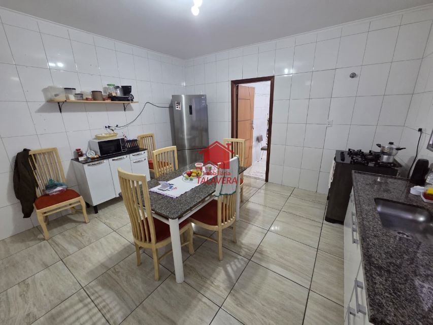 ecaada3a-40a5-4802-9222-4d46edc30722-TALAVERA CASA Santa Maria 20736 Sobrado de 85m² com 03 dormitórios, 01 sala para 02 ambientes, 01 cozinha ,01 banheiro social, 01 área de serviço, , 02 vagas cobertas. 

Imóvel fica bem localizado .

Vamos visitar?

