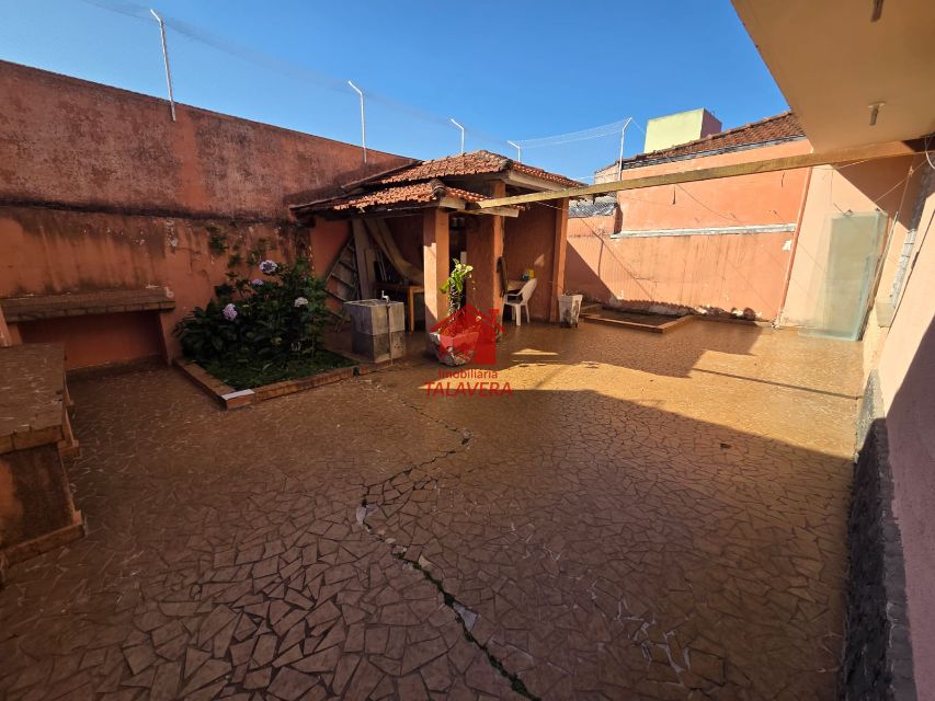 ecc0bd4c-8852-4b27-9a6c-1c961bd88cb5-TALAVERA COMERCIAL Osvaldo Cruz 20505 Casa Comercial de 250m²
 
Térreo

Sala 02 ambientes ,cozinha, banheiro  social , lavabo, área de serviço  - corredor lateral  (02 Lados )
Quintal nos fundos  04 vagas de garagem 


Andar Superior
03 salas (Atualmente Dormitórios ,  02 banheiros - sala ampla central , varando 


Imóvel fica bem localizado .

Vamos visitar?
