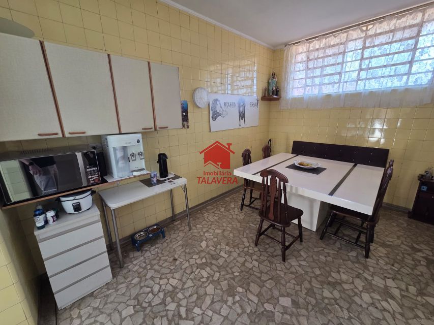 ed39fb66-b6ee-48f9-b40a-548ad105b8ce-TALAVERA COMERCIAL Osvaldo Cruz 20513 Casa Comercial de 250m²
 
Térreo

Sala 02 ambientes ,cozinha, banheiro  social , lavabo, área de serviço  - corredor lateral  (02 Lados )
Quintal nos fundos  04 vagas de garagem 


Andar Superior
03 salas (Atualmente Dormitórios ,  02 banheiros - sala ampla central , varando 


Imóvel fica bem localizado .

Vamos visitar?
