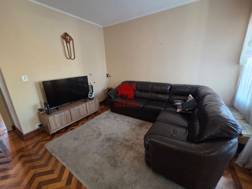 f48817d8-f403-4c5e-97e7-77ff694a080e-TALAVERA COMERCIAL Osvaldo Cruz 20501 Casa Comercial de 250m²
 
Térreo

Sala 02 ambientes ,cozinha, banheiro  social , lavabo, área de serviço  - corredor lateral  (02 Lados )
Quintal nos fundos  04 vagas de garagem 


Andar Superior
03 salas (Atualmente Dormitórios ,  02 banheiros - sala ampla central , varando 


Imóvel fica bem localizado .

Vamos visitar?
