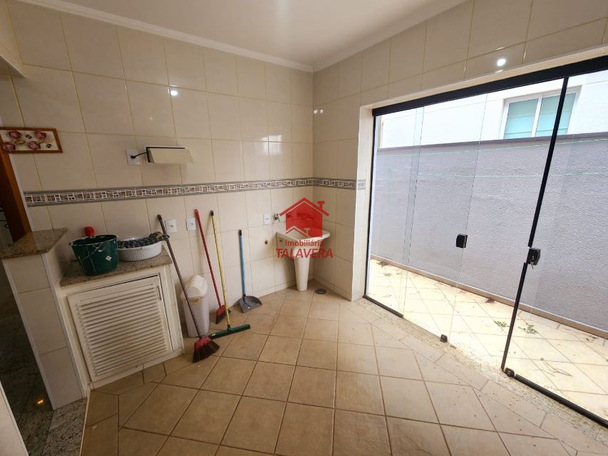 f5956cea-6828-4172-b075-6e5336d34003-TALAVERA CASA Jardim Sao Caetano 18121 EXCLUSIVIDADE
Dimensões, características e localização do imóvel:

277m²
03 dormitórios sendo 1 suíte máster com closet e varanda - sala para 03 ambientes - lavabo - copa - cozinha com despensa - área de serviço - dependência de empregada com banheiro social - 04 vagas de garagem. Área de lazer com jardim - espaço gourmet com churrasqueira e forno.

Vamos visitar?